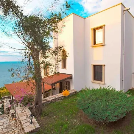 Villa Seba; Yalikavakta Oezel Havuzlu 4+1 Bodrum