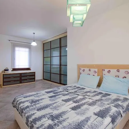 Villa Seba; Yalikavakta Oezel Havuzlu 4+1 *